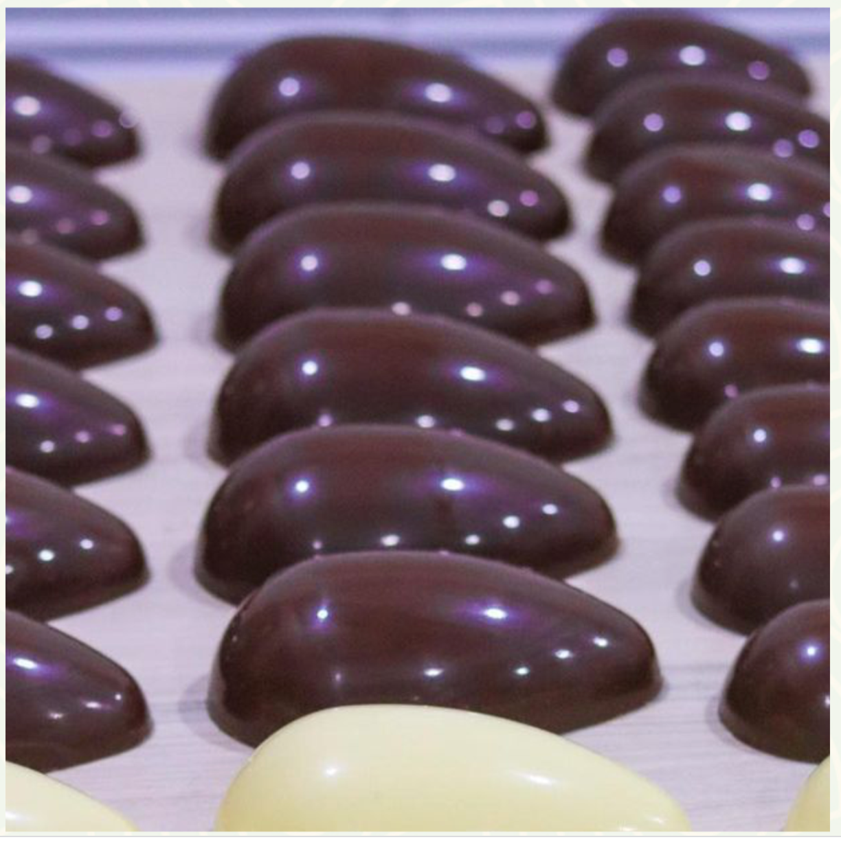 Forma de Chocolate Especial 3 Partes - Ovo 350gr Casca Fina - BWB3687